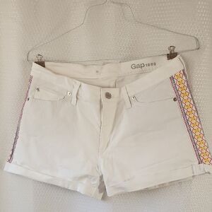 Gap Women's White Embroidered Cuffed Shorts - Size 10